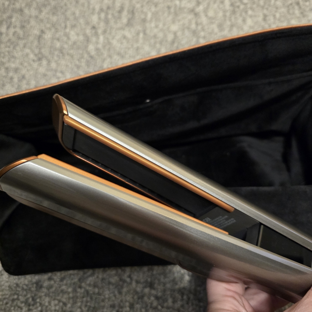Silver and Black Hair Straightener - Picture 4 of 5